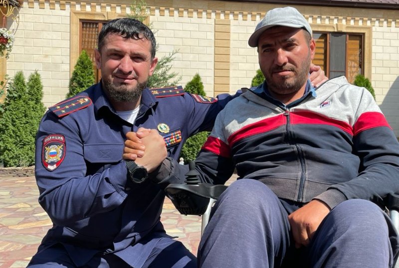 ЧЕЧНЯ. Фонд Кадырова подарил инвалидную коляску жителю села Гелдаган
