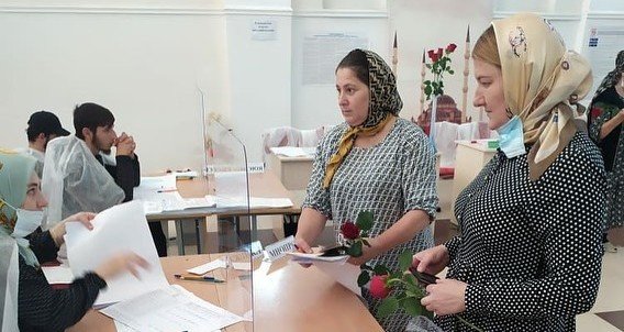 ЧЕЧНЯ. На избирательных участках Чечни поздравили с Днем чеченской женщины жительниц ЧР