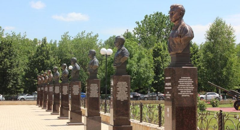 ЧЕЧНЯ. На территории Мемориального комплекса Славы в Грозном установили бюсты участников ВОВ