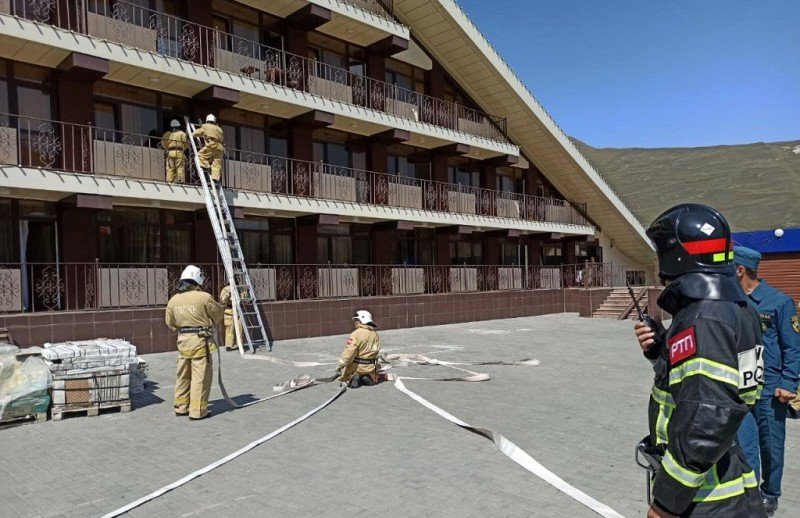 ЧЕЧНЯ. Пожарные и спасатели провели учение в гостинице «Кезеной-Ам»