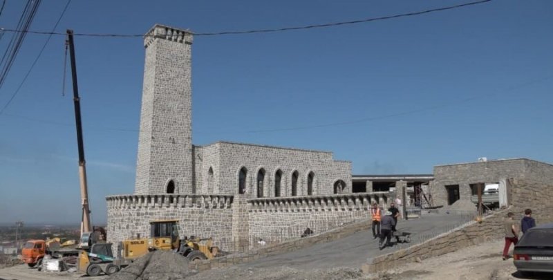 ЧЕЧНЯ. Строительство религиозного объекта «Хьаьжин беш» планируют сдать к концу 2021 года