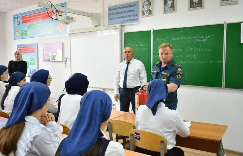 ЧЕЧНЯ. Сотрудники МЧС проводят со школьниками открытые уроки безопасности