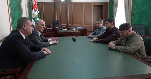 ЧЕЧНЯ. В Сухуме прошла встреча Президента Абхазии с делегацией из Чеченской Республики