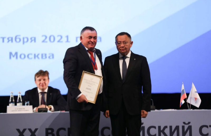 ДАГЕСТАН. Министр строительства России наградил представителей строительной отрасли Дагестана
