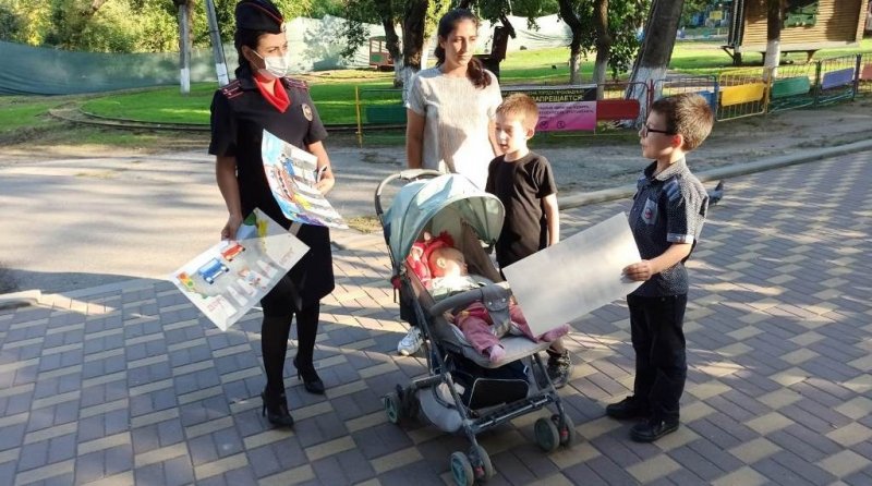 КБР. Полицейские Кабардино-Балкарии провели профилактические беседы в местах отдыха с родителями и их детьми