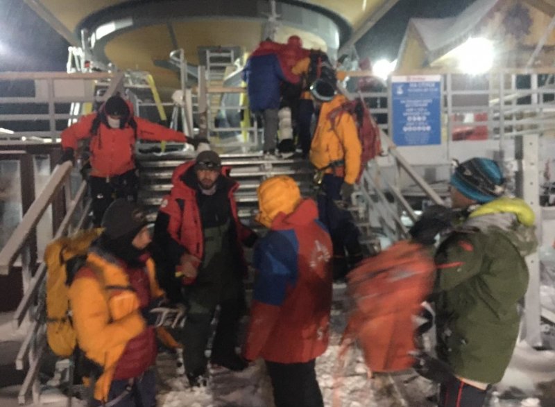 КБР. Спасатели рассказали, как эвакуировали замерзающих туристов с Эльбруса