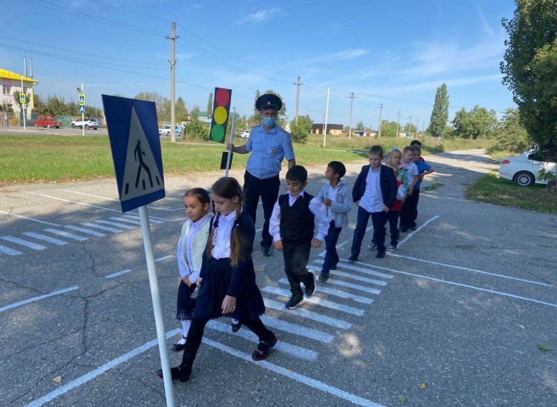 КБР. В рамках Недели безопасности дорожного движения младшие школьники Кабардино-Балкарии участвуют в занятиях по ПДД на транспортных площадках