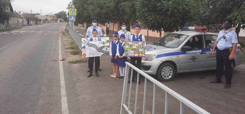 КБР. Живыми инсталляциями ЮИДовцы Кабардино-Балкарии призвали водителей снижать скорость возле образовательных учреждений