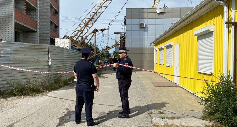 КЧР. Полицейские обеспечивают охрану порядка на месте падения строительного крана на ул. Доватора в Черкесске