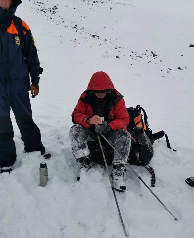 КЧР. Спасатели Карачаево-Черкесии оказали помощь 82-летнему туристу, который отправился в горы один