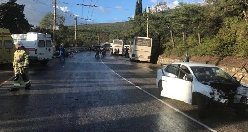 КРЫМ. Два человека погибли при столкновении легковушки с рейсовым автобусом на юге Крыма