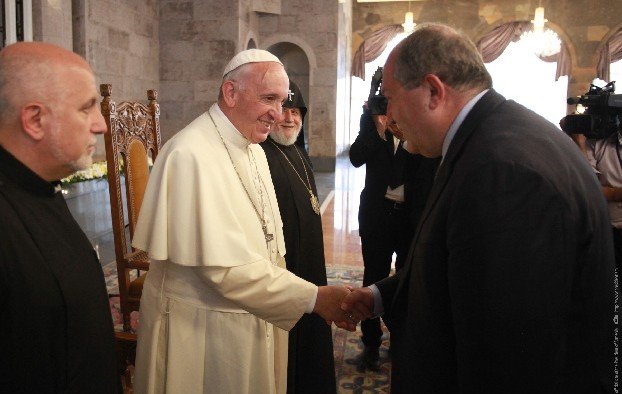 Молюсь, чтобы усилия всех тех, кто ответственно работает во имя безопасности и процветания людей, были благословлены — Папа Франциск президенту Армении