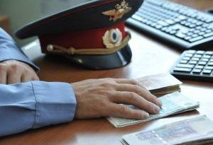РОСТОВ. В Ростове сотрудника службы по борьбе с коррупцией задержали за крупную взятку