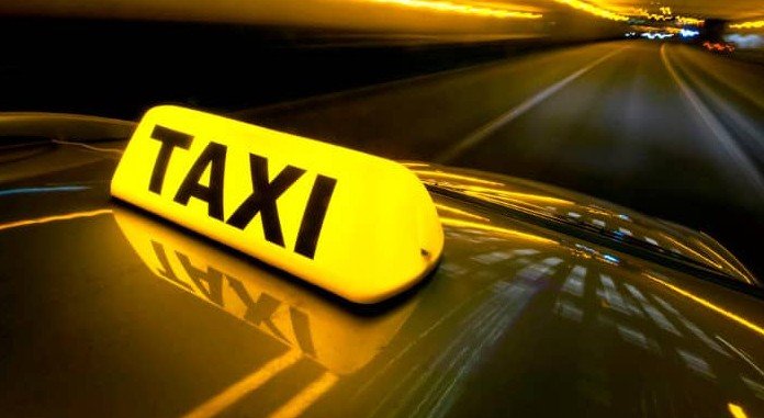 Самозанятых водителей такси могут обязать заключать договоры с агрегаторами