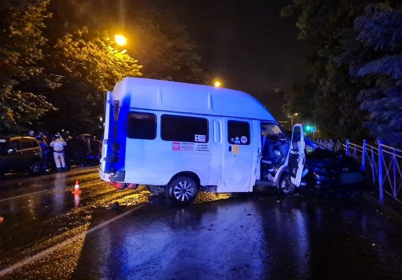 СТАВРОПОЛЬЕ. Два человека погибли и 16 пострадали после столкновения маршрутки и легковушки в Железноводске