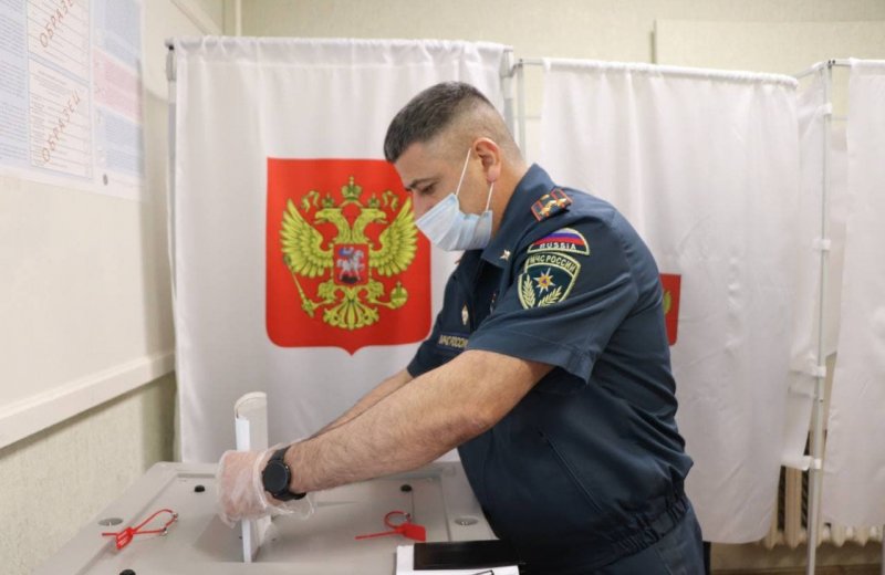 СТАВРОПОЛЬЕ. На Ставрополье сотрудники МЧС голосуют и обеспечивают безопасность на выборах