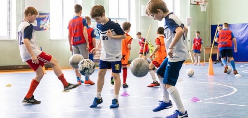 В 150 школах России стали обязательными уроки футбола