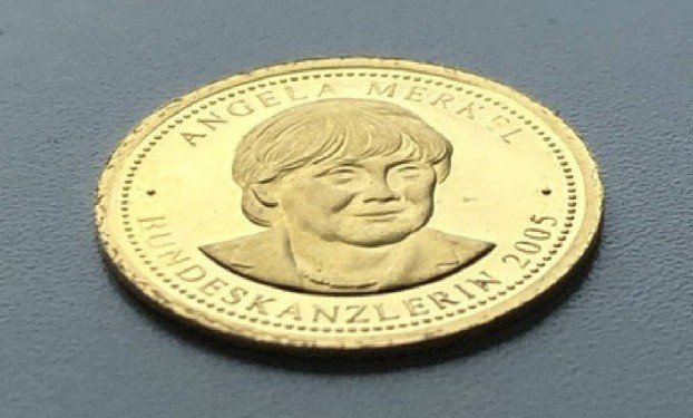 В ФРГ накануне выборов выпустили сувенирные монеты из золота с портретом Меркель