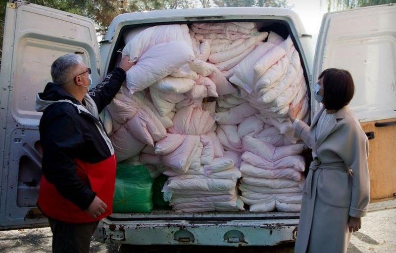 АДЫГЕЯ. Депутаты парламента Адыгеи передали в ковидный госпиталь комплекты белья и одеяла