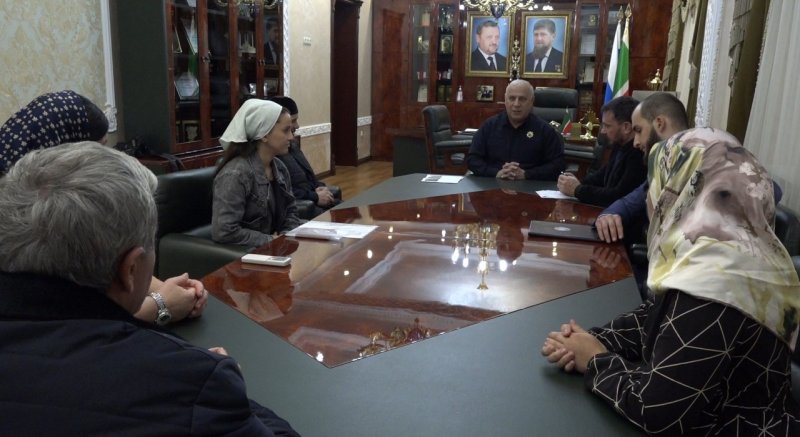 ЧЕЧНЯ. Глава Минтруда ЧР передал нуждающимся семьям деньги от Фонда Кадырова