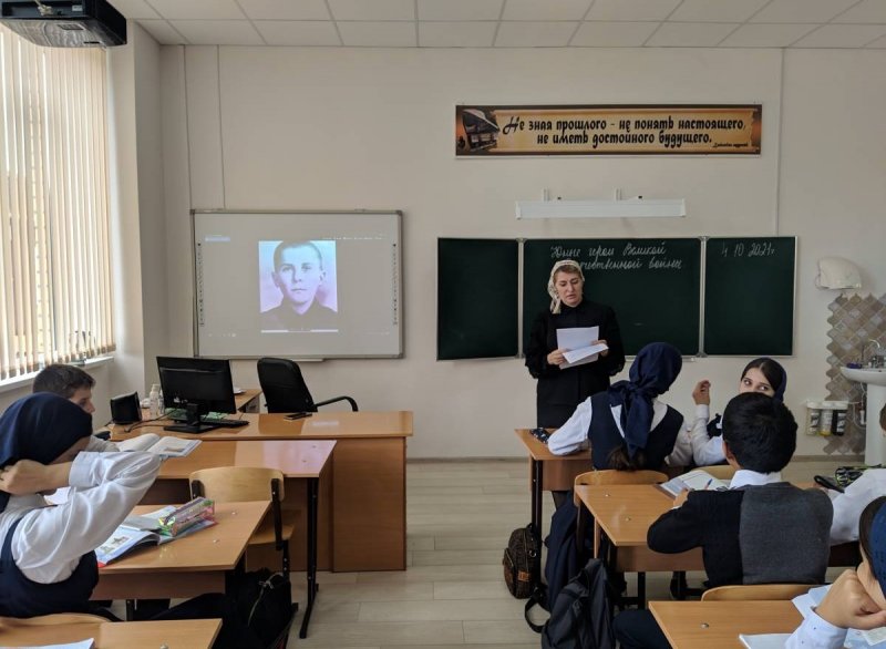 ЧЕЧНЯ. Школьникам Байсангуровского района Грозного рассказали о «Юных героях Великой Победы»