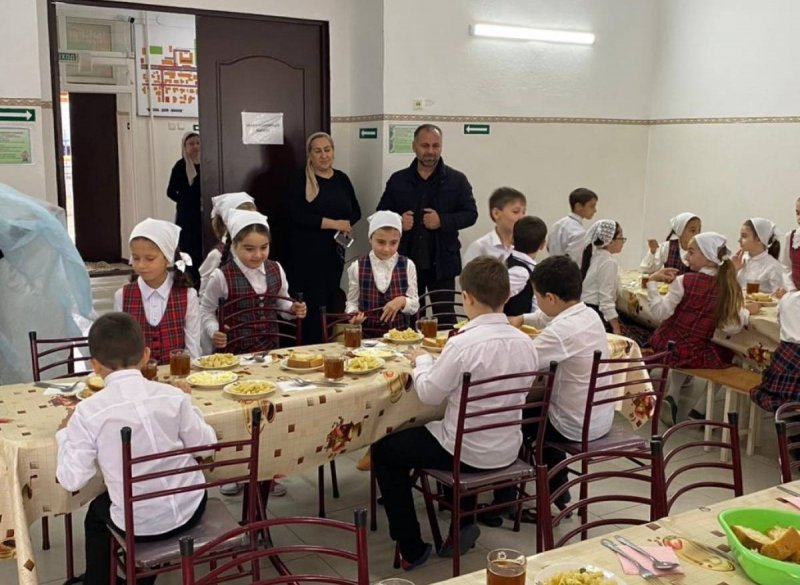 ЧЕЧНЯ. В Чеченской Республике продолжается мониторинг горячего питания младшеклассников
