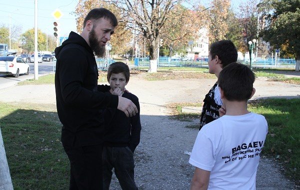 ЧЕЧНЯ. В Грозном провели беседу с детьми, которые блокировали проезд свадебных кортежей
