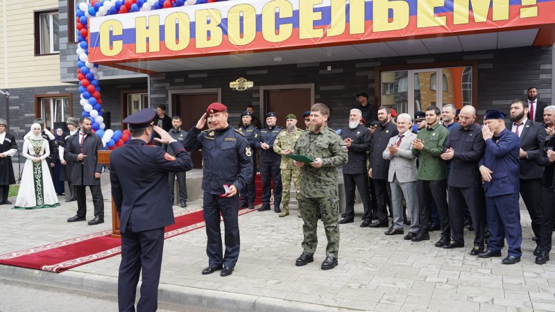 ЧЕЧНЯ.  В Грозном вручили ключи от служебных квартир военнослужащим и сотрудникам Управления Росгвардии по ЧР