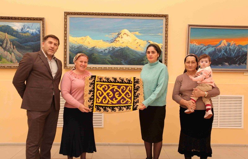 ИНГУШЕТИЯ. Мадина Мартазанова подарила музею изобразительных искусств Ингушетии ковер ручной работы