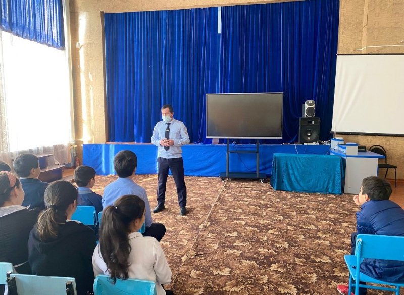 КБР. Автоинспекторы Эльбрусского района КБР проводят экспресс-уроки по ПДД со школьниками