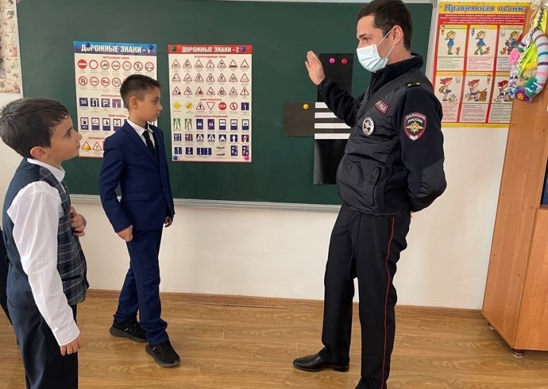 КБР. Инспекторы дорожно-патрульной службы Кабардино-Балкарии обучают младших школьников основам дорожной безопасности