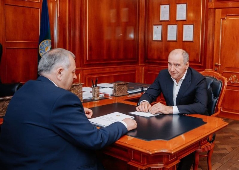КЧР. Глава КЧР Р. Темрезов провел встречу с главой Прикубанского района М.А. Чомаевым