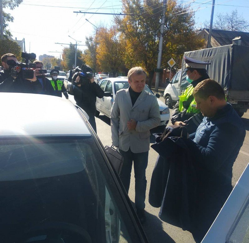 КЧР. В Черкесске активисты Народного фронта напомнили водителям о предназначении белой трости