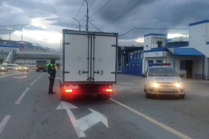 КРАСНОДАР. Между Новороссийском и Геленджиком запретили движение грузовиков