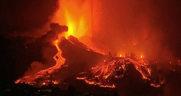 Власти Испании не знают, сколько продлится извержение вулкана на Пальме