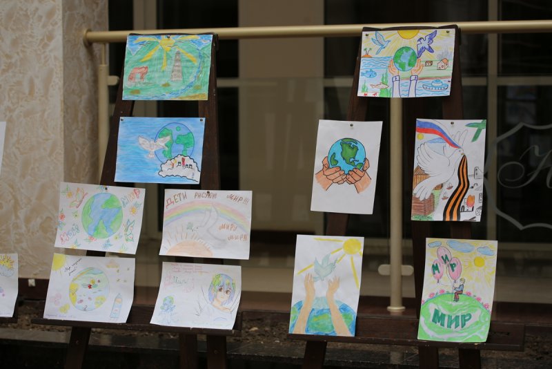 ЧЕЧНЯ. Ко Дню народного единства в Грозном чеченские и луганские дети нарисовали мир