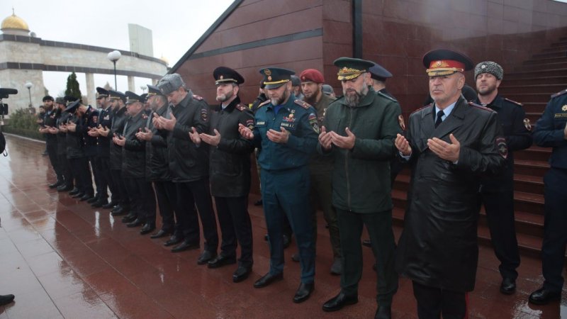 ЧЕЧНЯ.  Руководство Росгвардии приняло участие в памятных мероприятиях, посвящённых Дню сотрудника органов внутренних дел.