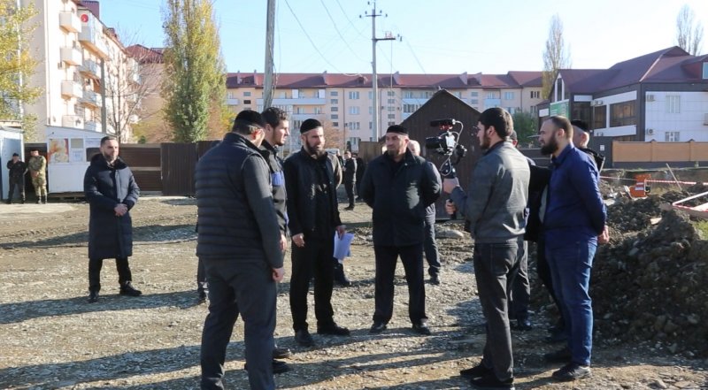 ЧЕЧНЯ. Мэр Грозного посетил строящийся комплекс мечети и многоквартирного жилого дома