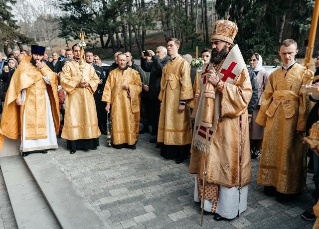КЧР. У памятного креста в Пятигорске помолились о жертвах репрессий