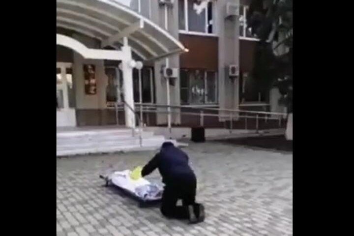 КРАСНОДАР. В Тимашевске мужчина принес мертвую жену к дверям администрации