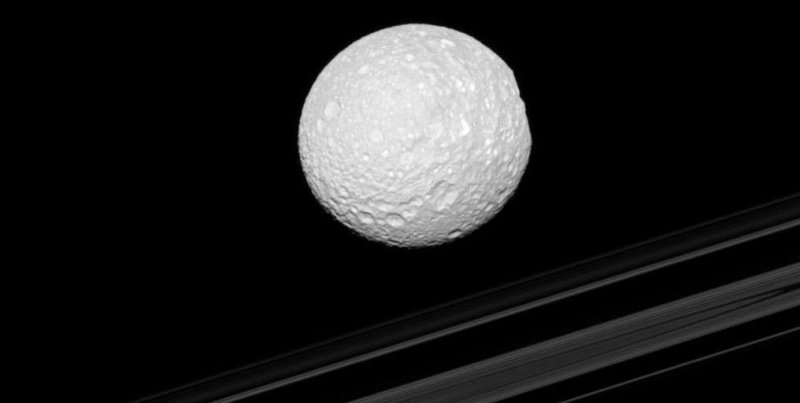 NASA опубликовало новое фото спутников Сатурна