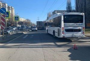 РОСТОВ. В Ростове на Вятской автобус сбил 27-летнюю девушку