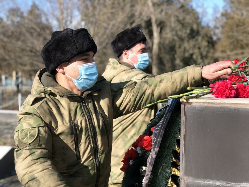 ЧЕЧНЯ. В Грозном росгвардейцы почтили память неизвестных солдат погибших в боях с немецко-фашистскими захватчиками