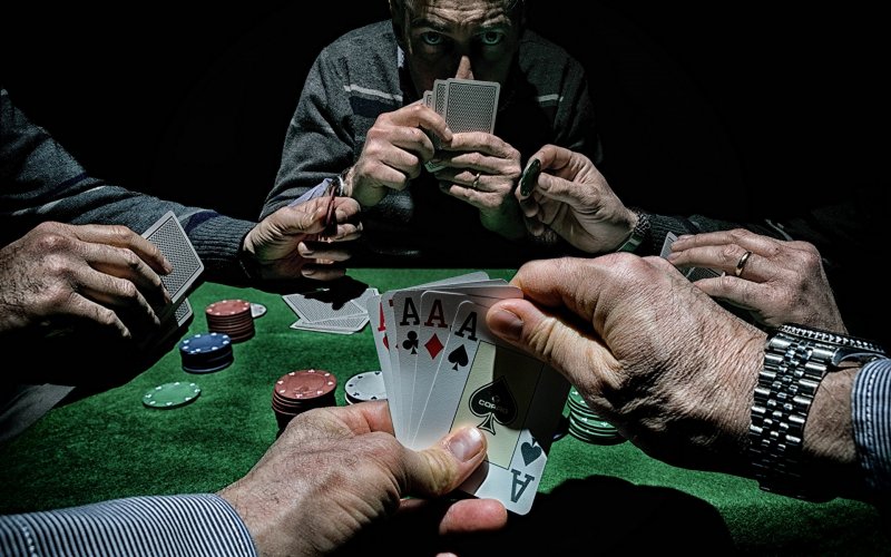Какие комбинации есть в покере и какой шанс их получить?