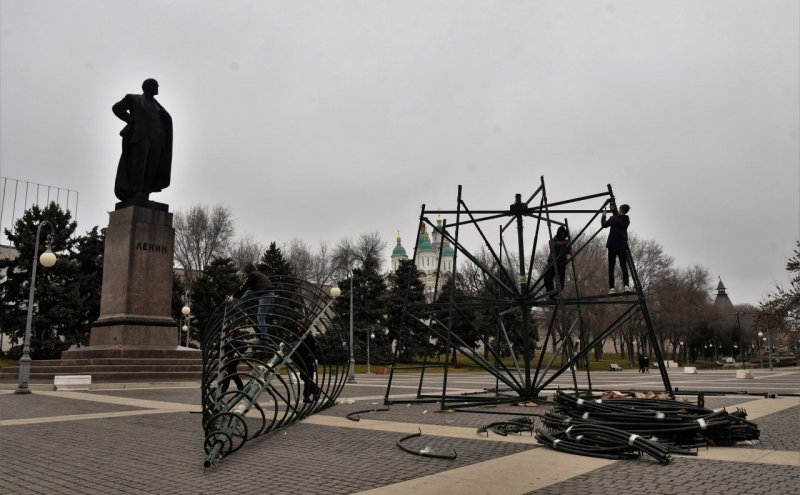 АСТРАХАНЬ. В Астрахани начали монтаж главной городской елки