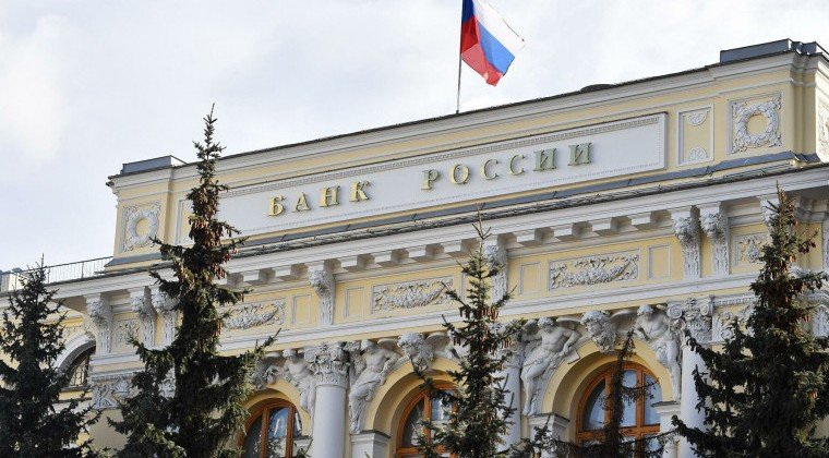 Банк России планирует начать контроль денежных переводов между физлицами