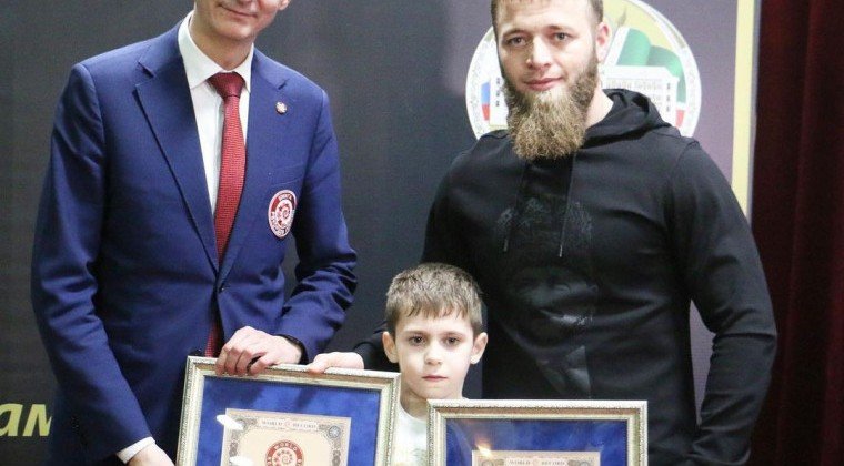 ЧЕЧНЯ. 8-летний мальчик обновил два мировых рекорда по отжиманию от пола