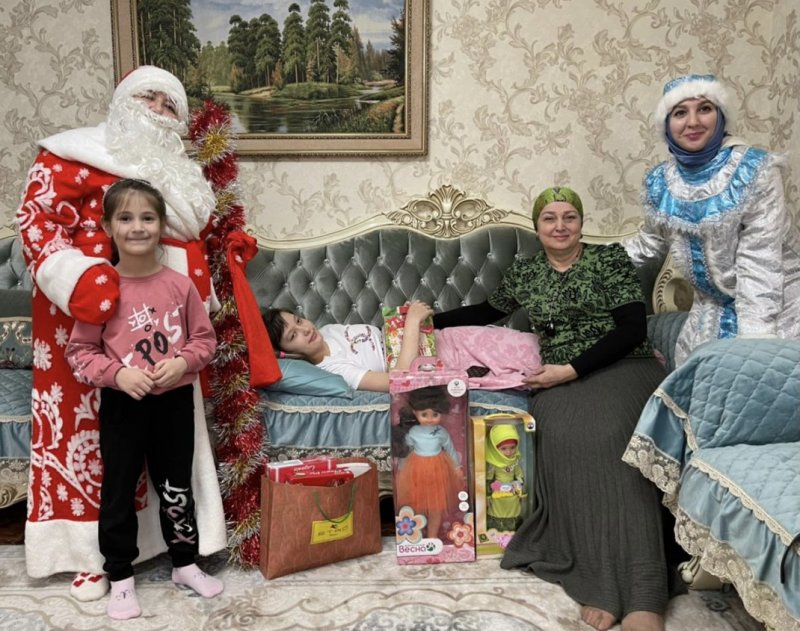 ЧЕЧНЯ. Активисты Народного фронта в костюмах Деда Мороза и Снегурочки поздравили девочку с ДЦП