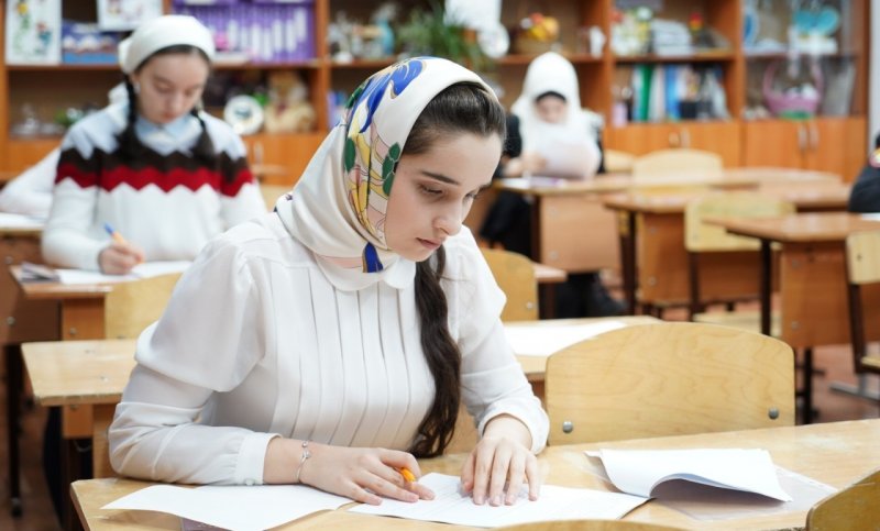 ЧЕЧНЯ. Чеченские выпускники сдают итоговые сочинения для допуска к ЕГЭ