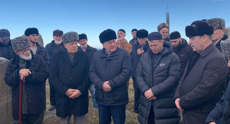 ЧЕЧНЯ. Члены Академии наук ЧР посетили могилу Шоипа-Муллы